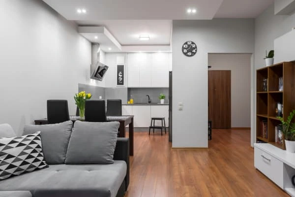 Sala integrada com móveis multifuncionais em tons neutros