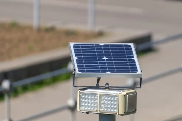 Painel solar pequeno com luminária em área externa