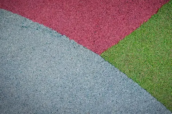 Piso de borracha reciclada colorido em diferentes blocos
