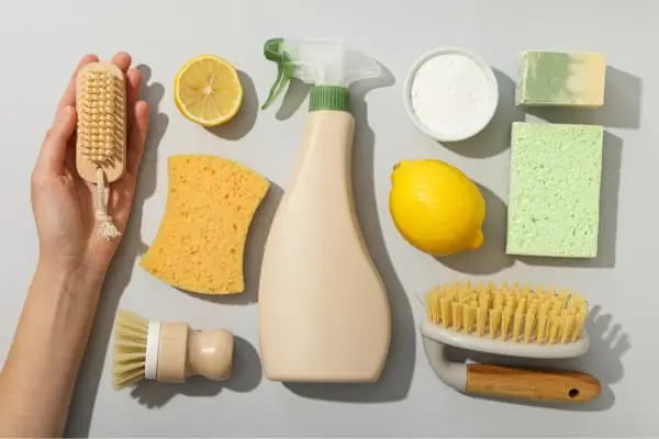 Produtos de limpeza naturais e utensílios reutilizáveis organizados